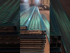 সেরেটেড S235 হেভি ডিউটি ​​গ্রিপ স্ট্রট ছিদ্রযুক্ত মেটাল প্ল্যাঙ্ক ওয়াকওয়ের জন্য গ্রেটিং