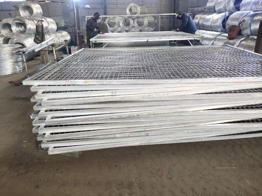 অস্ট্রেলিয়া স্ট্যান্ডার্ড গ্যালভানাইজড অস্থায়ী জাল বেড়াটি পিভিসি ফুট দিয়ে চলনযোগ্য