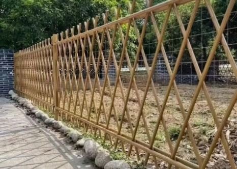 আয়রন / গ্যালভানাইজড কৃত্রিম / অনুকরণ বাঁশের বেড়া হলুদ রঙের ত্রিভুজ গর্তের আকৃতির