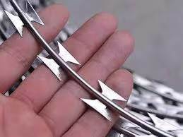 সেফটি কাঁটাযুক্ত এইচডিজি কনসার্টিনা রেজার তারের জাল 12x12 Bwg