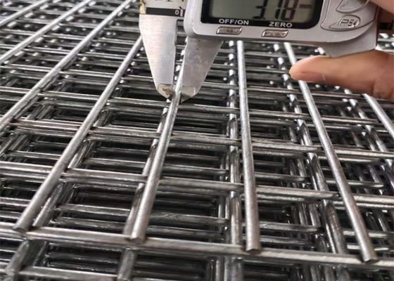 পিভিসি প্রলিপ্ত 3D বাঁকা বেড়া প্যানেল ত্রিভুজ বাঁকানো বেড়া >= 100 বর্গ মিটার