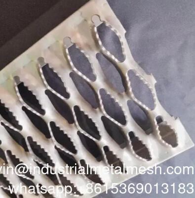 অ্যান্টি-স্কিড স্টিল ছিদ্রযুক্ত সুরক্ষা গ্র্যাটিং ডায়মন্ড গ্রিপ স্ট্রাট ওয়াকওয়ে ম্যাটেরিয়াল প্ল্যাঙ্ক সুরক্ষা গ্র্যাটিং প্ল্যাটফর্ম ওয়াকঅ্যাওয়ের জন্য