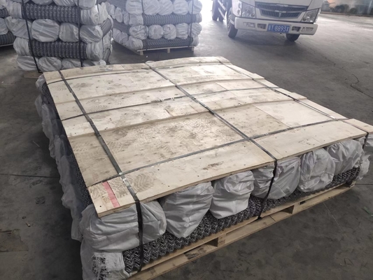মেটাল 1.8 মি গ্যালভানাইজড চেইন লিঙ্ক ফেন্সিং 60x60 ডায়মন্ড 50 ফুট