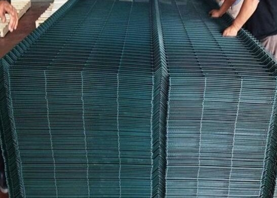 1.8 M উচ্চ 3d বাঁকা ধাতু ঢালাই ইস্পাত লোহার তারের জাল বেড়া