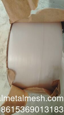 সাদা কালো সবুজ হলুদ ম্যানুয়াল প্যাকিং স্ট্র্যাপ টেপ রোল কারখানার দাম পলিস্টার আবরণ প্লাস্টিক রোল চীন তৈরি