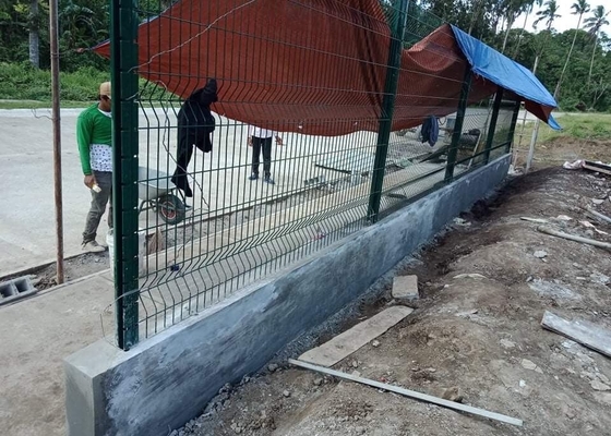 পিচ পোস্টের সাথে গুঁড়া লেপা 3 ডি বাঁকা ধাতব বেড়া ঝালাই তারের জাল প্যানেল বেড়া
